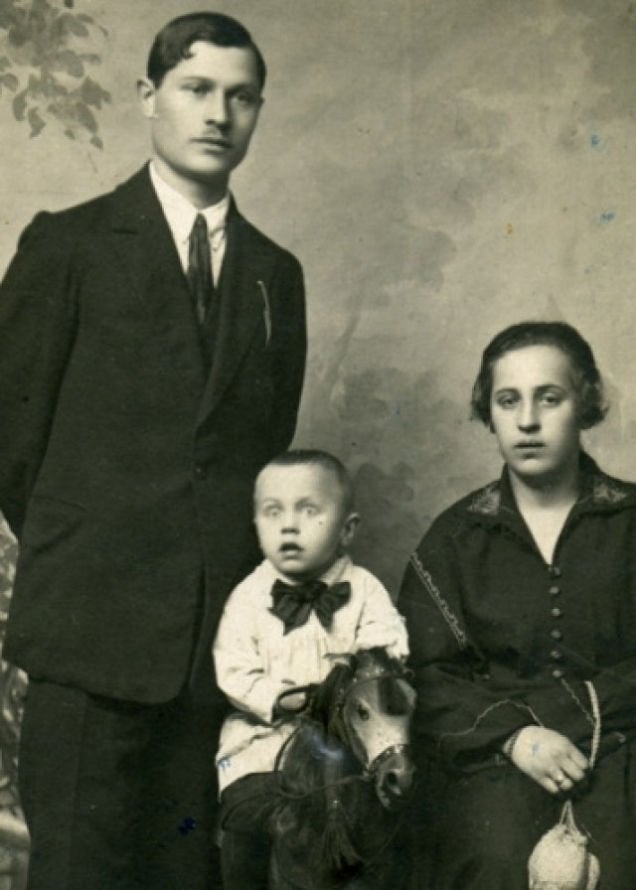 Dead child photographed with parents.